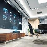 Oficina con pantalla gigante