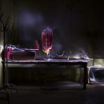 OLED (organic light-emitting diode) en español, diodo orgánico de emisión de luz; los paneles de esta tecnología se iluminan a sí mismos, por medio de unas celdas que contienen material orgánico, que permite el traspaso de luz.