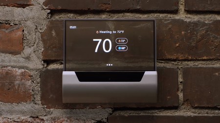 Microsoft; amplia su línea de dispositivos para el hogar, su nombre, GLAS. En colaboración con Johnson Controls; se trata de un termostato pensado en el ahorro energético, con apariencia sencilla, diseño minimalista y elegante, teniendo como característica principal, una pantalla táctil semitransparente.