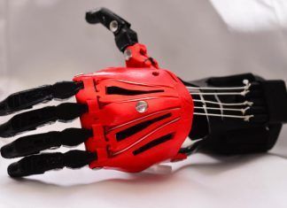 Prótesis elaborada por los estudiantes como proyecto