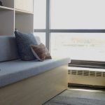 Los apartamentos en grandes ciudades pueden llegar a ser bastante pequeños, por lo que utilizar o ubicar la distribución espacial de mejor manera resulta ser una prioridad. Es por esto, que una compañía está utilizando muebles robóticos para reconvertir espacios pequeños en áreas más funcionales. Por ejemplo, un armario, un mueble para el televisor y una cama tuvieran un primogénito, sería Ori.