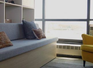 Los apartamentos en grandes ciudades pueden llegar a ser bastante pequeños, por lo que utilizar o ubicar la distribución espacial de mejor manera resulta ser una prioridad. Es por esto, que una compañía está utilizando muebles robóticos para reconvertir espacios pequeños en áreas más funcionales. Por ejemplo, un armario, un mueble para el televisor y una cama tuvieran un primogénito, sería Ori.