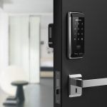 Abrir una puerta con el celular o la huella dactilar A este punto; el mercado de las cerraduras convencionales le ha ido dado campo a un nuevo sistema para abrir puertas, se trata del reconocimiento sensorial a través del celular, o mejor aún, una huella dactilar. Esta novedosa tendencia; que anteriormente estábamos acostumbrados a ver en los teléfonos, televisores, u otros dispositivos, se traslada a las cerraduras; y es que, a este punto, era necesario la creación de estos mecanismos para facilitar la seguridad de los usuarios.