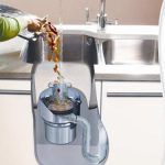 El triturador de basura, es una de esas cosas que expide un olor bastante molesto. Pues su ubicación húmeda y cálida es propicia para que las bacterias y las sobras de comida hagan de las suyas. Uno de los materiales que se utiliza para fabricar los trituradores es el plástico principalmente, que también puede absorber cualquier clase de olores de cualquier comida que deseches. A pesar de que se limpie todos los días, quizá el olor sea duradero y haya utilizar otras alternativas para erradicarlo.