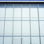 Una ventana que lleva la domótica integrada, a la par que controla las funciones básicas del hogar. Los asistentes personales cada vez cobran mayor relevancia en el hogar, sin embargo tenemos en casa algunos elementos que siguen en el pasado, o a menos no solemos domotizar. Es el caso de las ventanas y puertas, que siguen manteniendo un sistema de acceso tradicional, que poco ha evolucionado. Esto podría cambiar con la ventana BlickDomi.