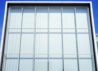 Una ventana que lleva la domótica integrada, a la par que controla las funciones básicas del hogar. Los asistentes personales cada vez cobran mayor relevancia en el hogar, sin embargo tenemos en casa algunos elementos que siguen en el pasado, o a menos no solemos domotizar. Es el caso de las ventanas y puertas, que siguen manteniendo un sistema de acceso tradicional, que poco ha evolucionado. Esto podría cambiar con la ventana BlickDomi.