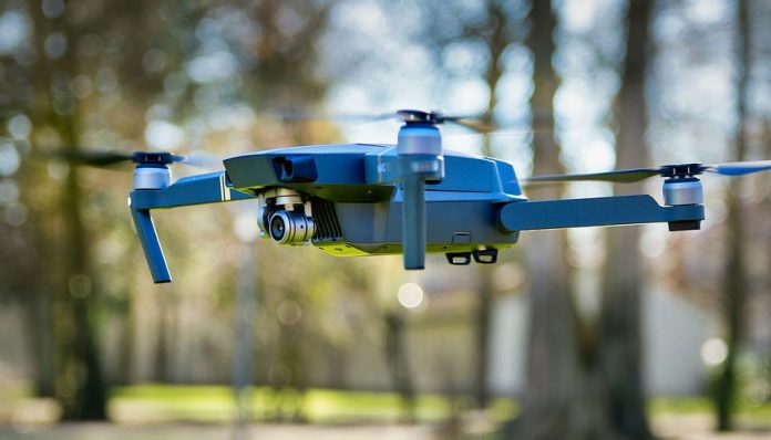 Este nuevo drone puede limpiar molinos congelados.