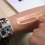 Reloj inteligente convierte tu brazo en una pantalla táctil