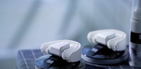 Presentan nuevo cepillo dental manos libres CHIIZ