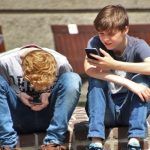 Francia aprueba ley que prohíbe uso Smartphone y tablets en colegios