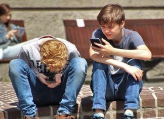 Francia aprueba ley que prohíbe uso Smartphone y tablets en colegios