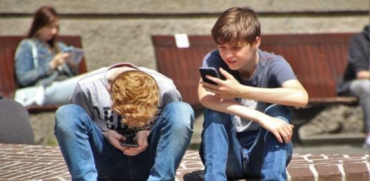 Francia aprueba ley que prohíbe uso Smartphone y tablets en colegios