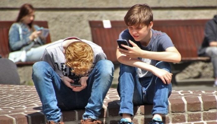 Francia aprueba ley que prohíbe uso Smartphone y tablets en colegios
