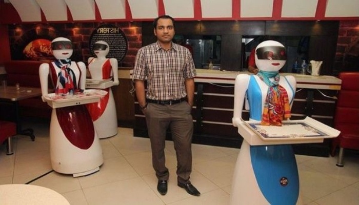 Ruby, el robot camarero que atiende clientes en Dubái 