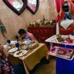 Ruby, el robot camarero que atiende clientes en Dubái