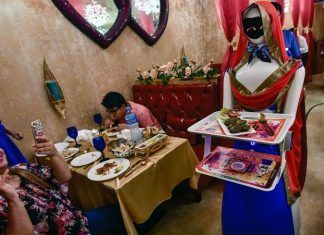 Ruby, el robot camarero que atiende clientes en Dubái