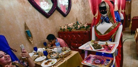 Ruby, el robot camarero que atiende clientes en Dubái