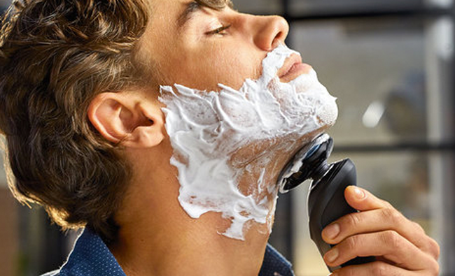 Primera máquina de afeitar con inteligencia artificial lanzada por Philips