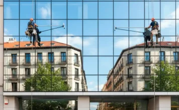 Beneficios de una limpieza de cristales profesional para negocios en Madrid